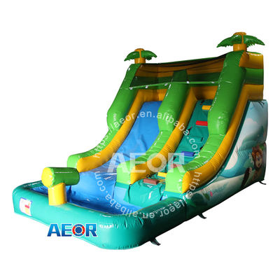 Une piscine gonflable, une maison gonflable, un château gonflable avec une glissière.