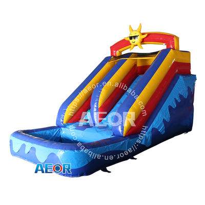 Une piscine gonflable, une maison gonflable, un château gonflable avec une glissière.