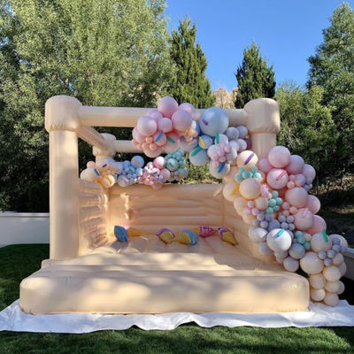 À la maison, à l'usage des enfants, à la fête, à la marche sur la lune, à la mini-maison blanche, au saut.