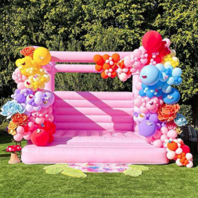 À la maison, à l'usage des enfants, à la fête, à la marche sur la lune, à la mini-maison blanche, au saut.