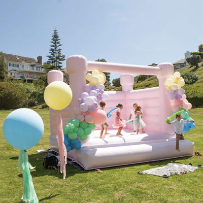 À la maison, à l'usage des enfants, à la fête, à la marche sur la lune, à la mini-maison blanche, au saut.